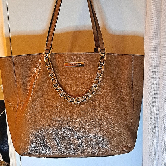🎆Michael Kors Tan Soft Pebble Leather with Beautiful Gold Hardware - Picture 2 of 13